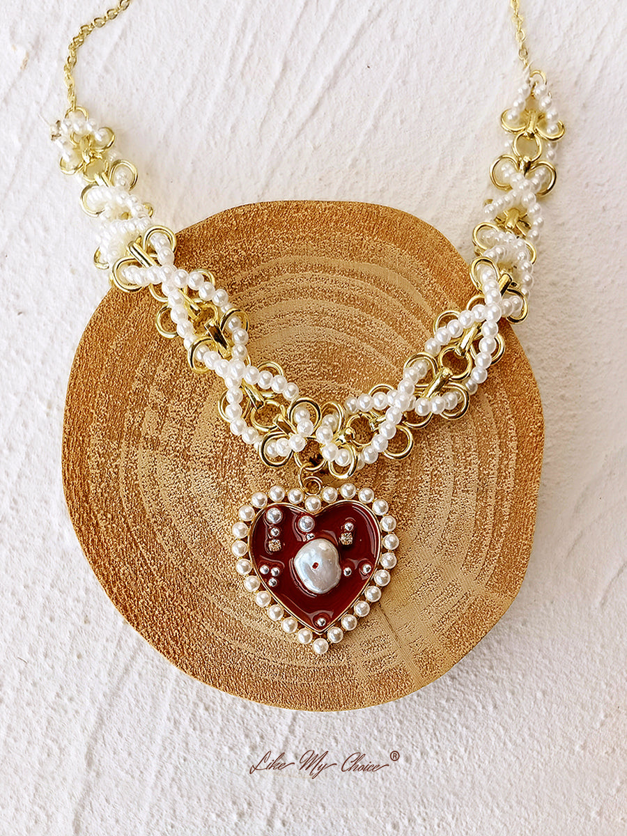 Collier de perles tressées et d'émaux en forme de coeur rouge