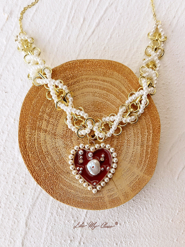 Collar de perlas trenzadas con corazón rojo esmaltado