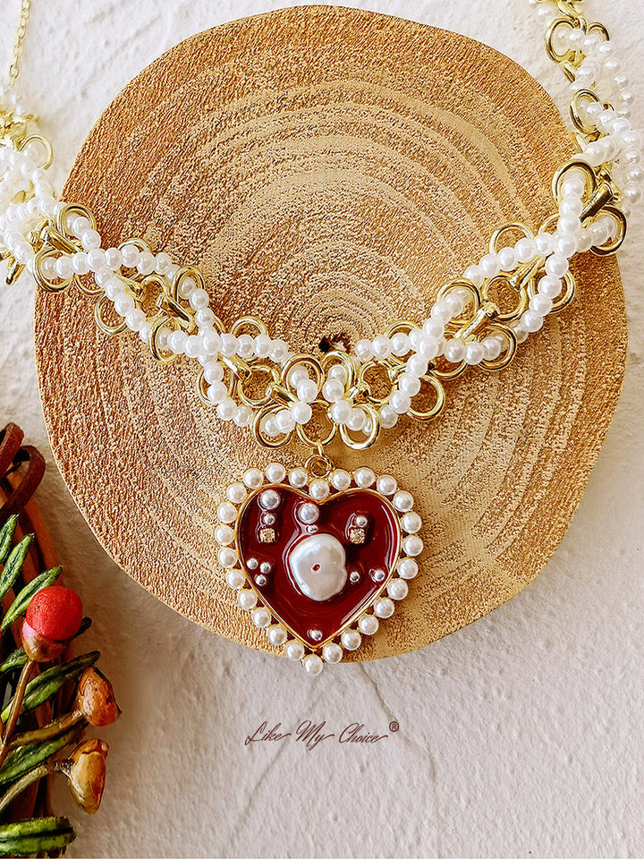 Collar de perlas trenzadas con corazón rojo esmaltado