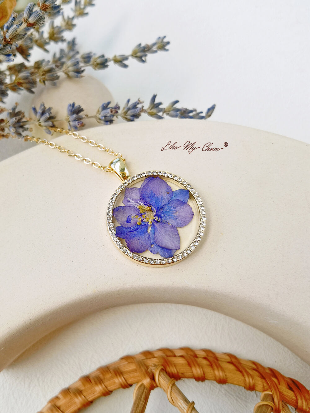 Collier de fleurs pressées en résine avec pendentif en cristal rond Violettes