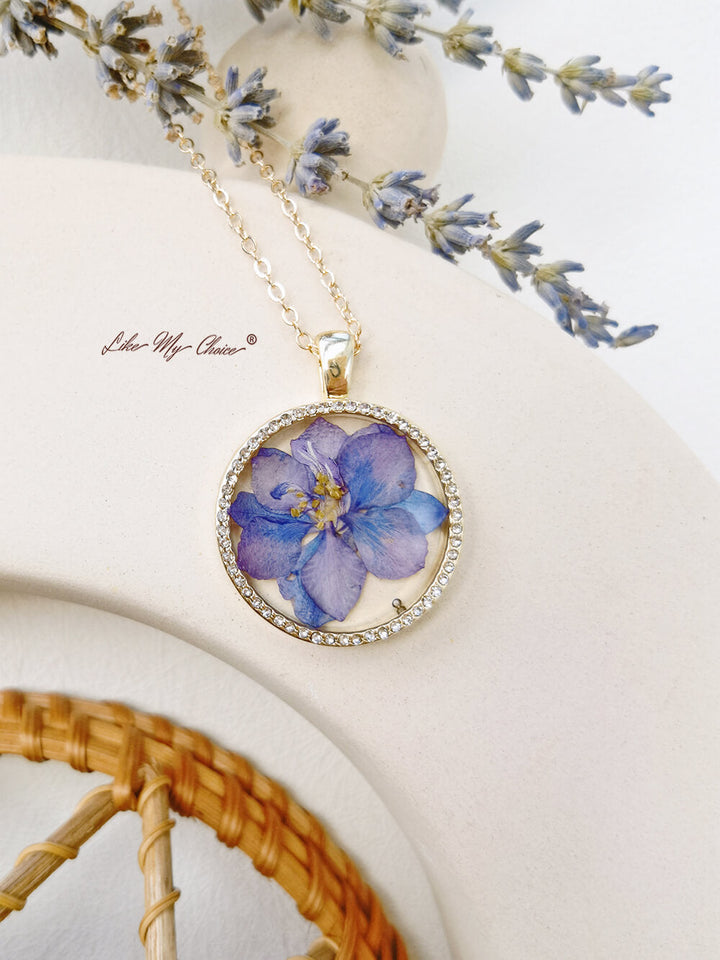 Collier de fleurs pressées en résine avec pendentif en cristal rond Violettes