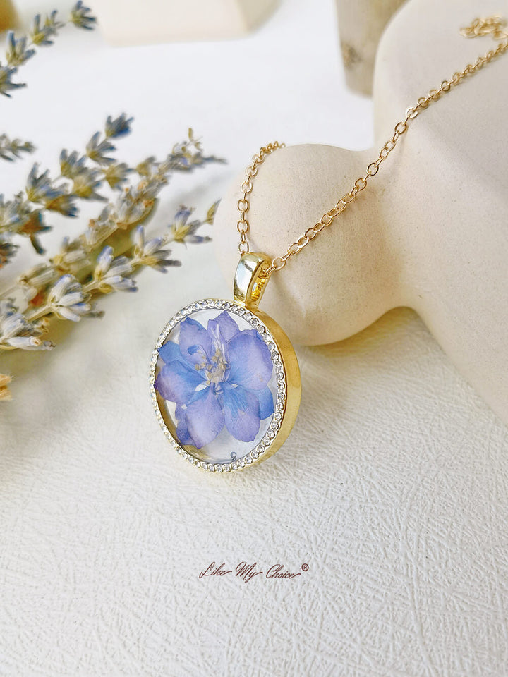 Collier de fleurs pressées en résine avec pendentif en cristal rond Violettes