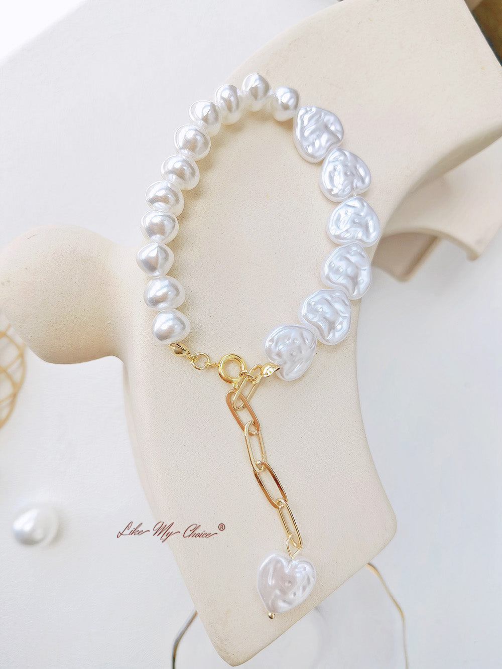 Bracciale a T asimmetrico con perle a cuore