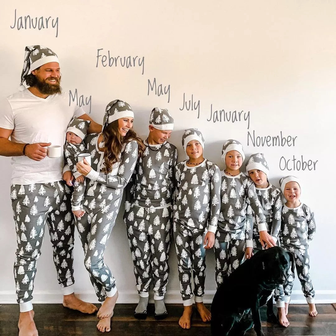 Grijs-witte kerstboomprint bijpassende pyjama voor de hele familie