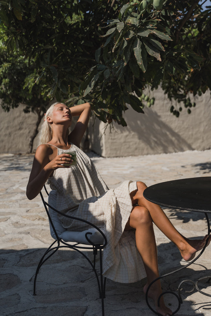 Vestido midi con lazo ajustable y sin espalda