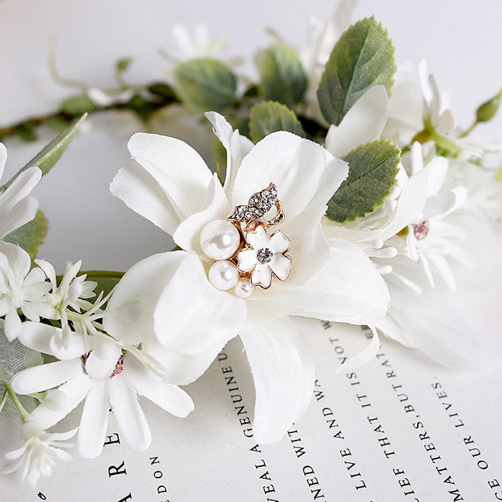 Coroa de flores com pérolas brancas e strass