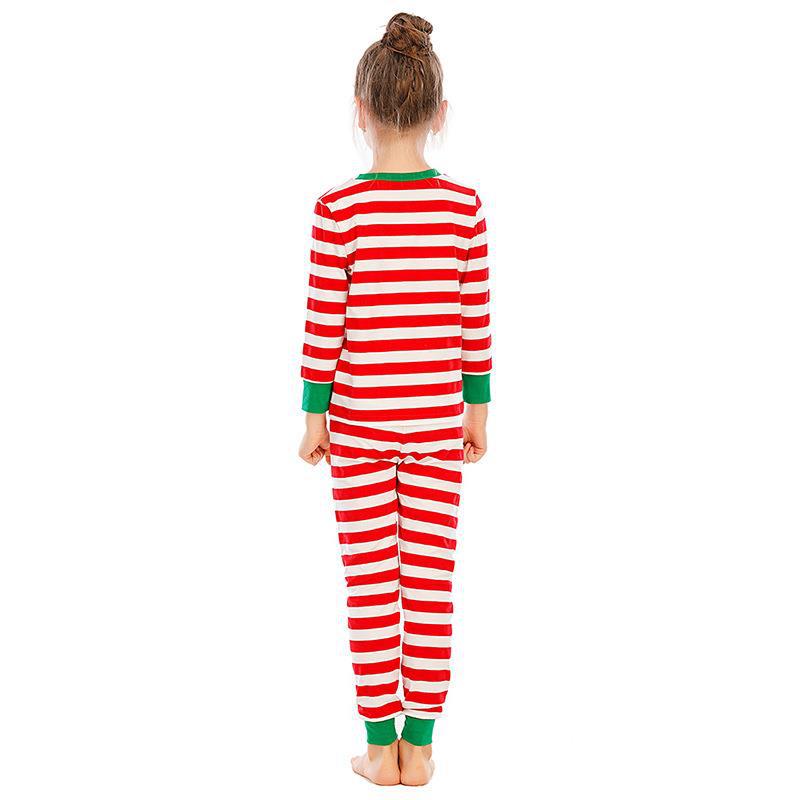 Conjunto de pijama familiar a juego de rayas rojas y blancas y cuello verde