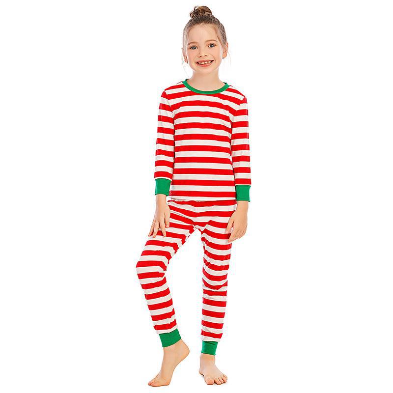 Conjunto de pijama familiar a juego de rayas rojas y blancas y cuello verde