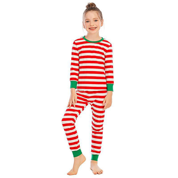 Conjunto de pijama familiar a juego de rayas rojas y blancas y cuello verde