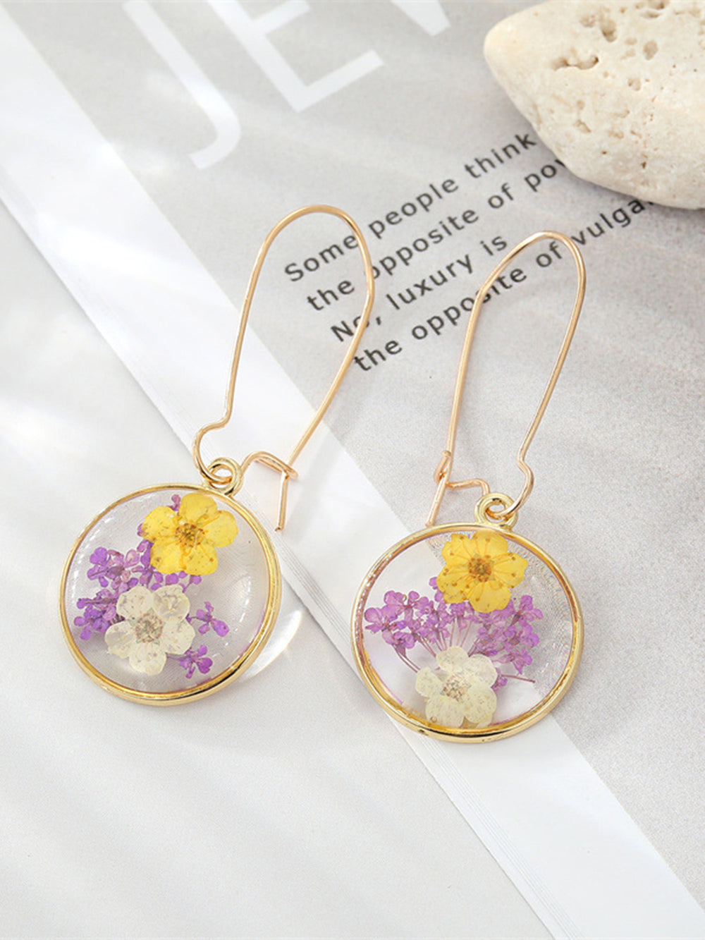 Pendientes boho de resina con flor preservada