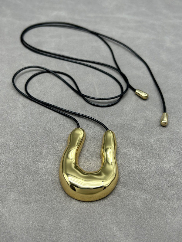 Collier en métal en forme de fer à cheval de conception de niche