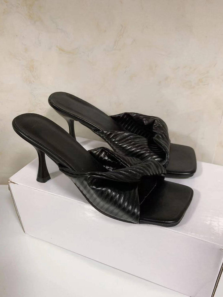 Geflochtene Stiletto-Sandalen mit quadratischer Spitze und Falten