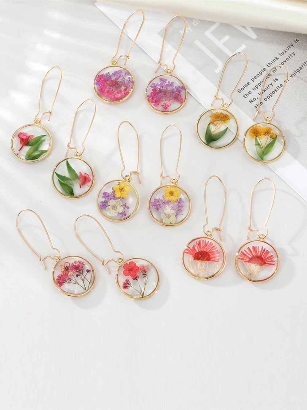 Anting-anting Timbul Resin Bunga yang Diawetkan Boho