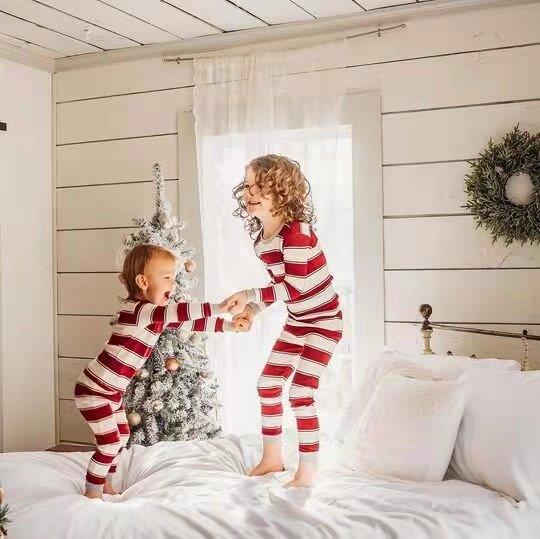 Punainen ja valkoinen raidallinen pyöreä kaulus Matching Pyjamasarja