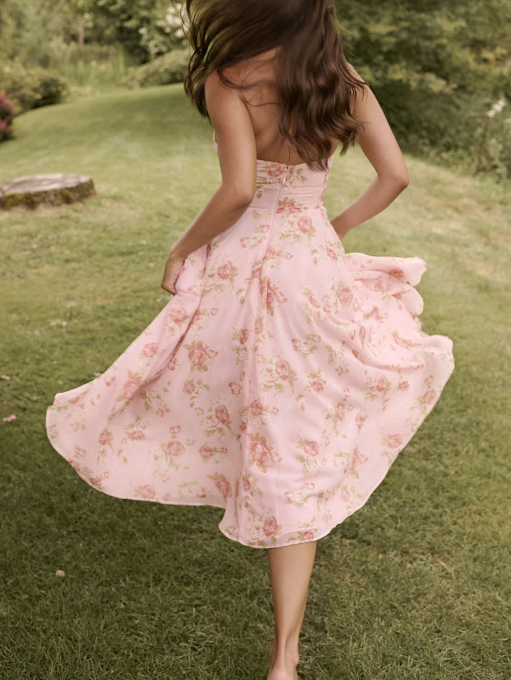 Exquisito vestido midi retro con cuello en V y estampado de rosas