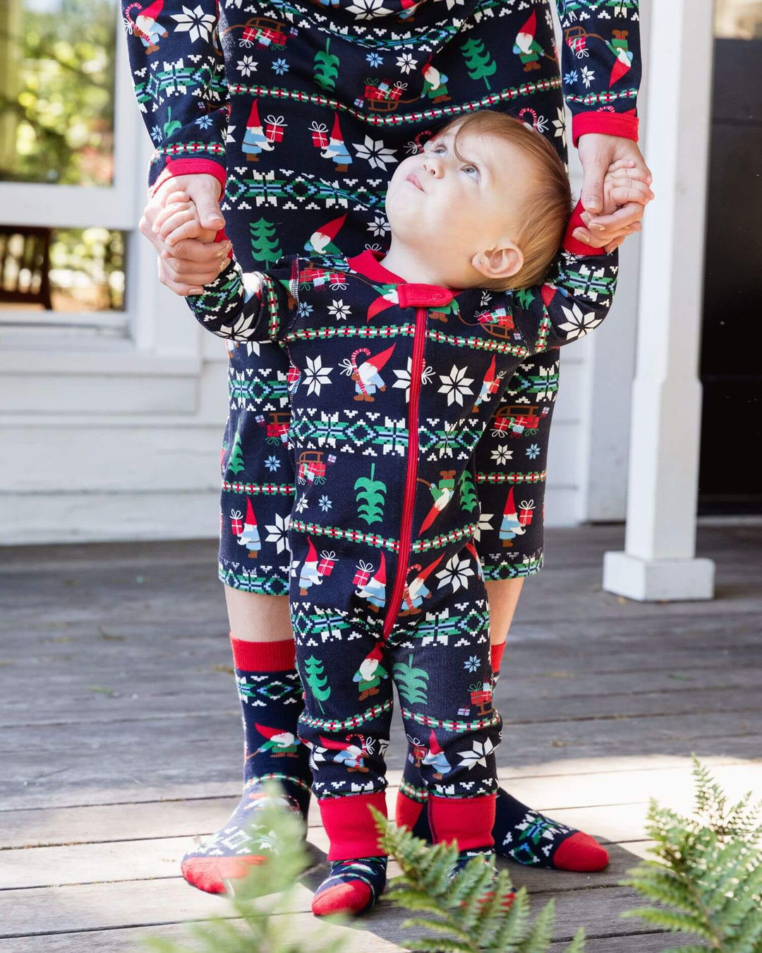 Simpático pijama familiar a juego con estampado de Papá Noel y copos de nieve