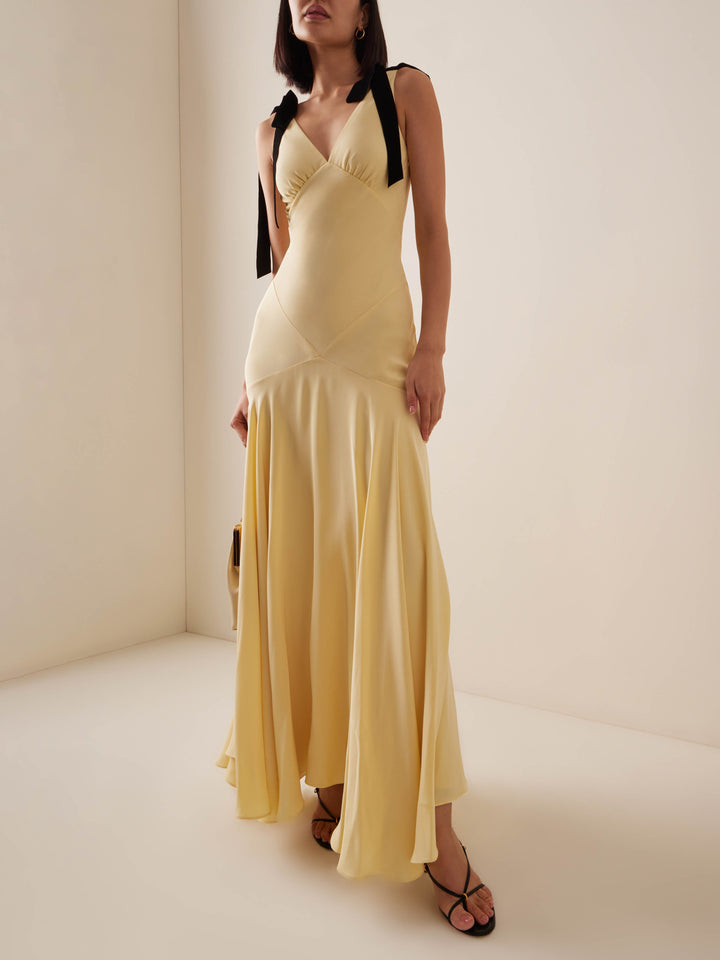 Exquisites Maxikleid mit V-Ausschnitt und Fliege und Strapsen