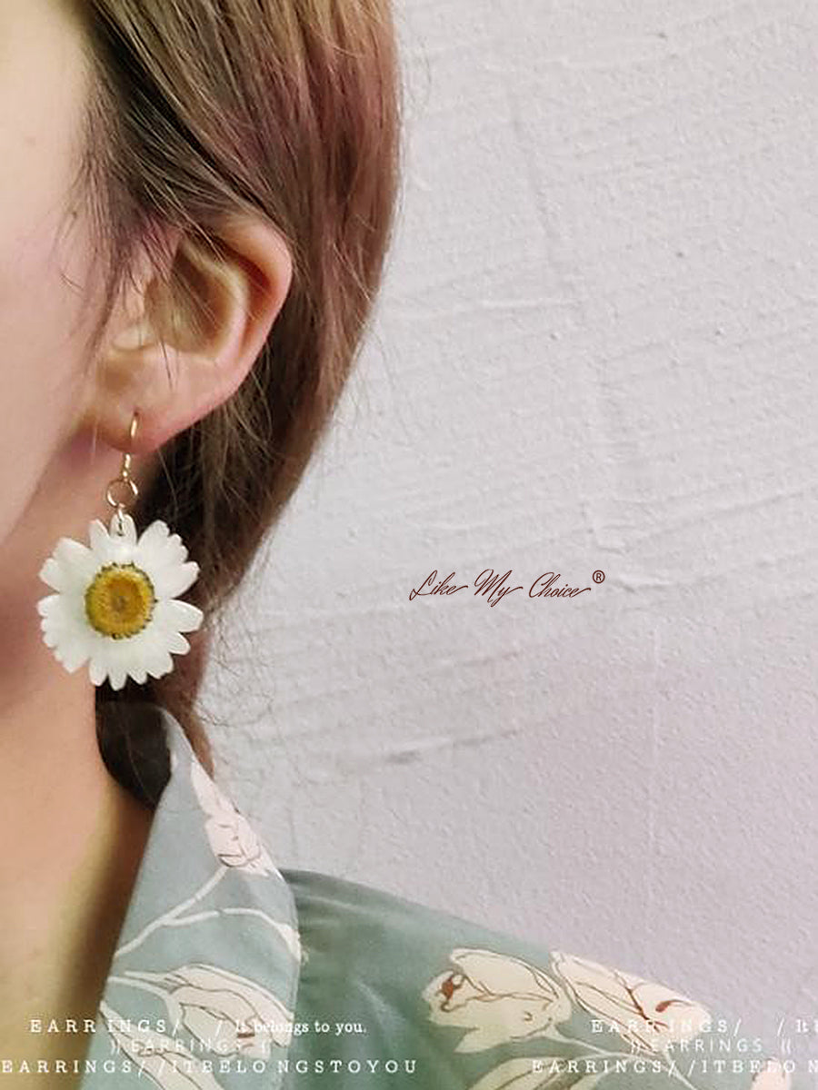 Drop Earring med pressad blomma - Resin Daisy